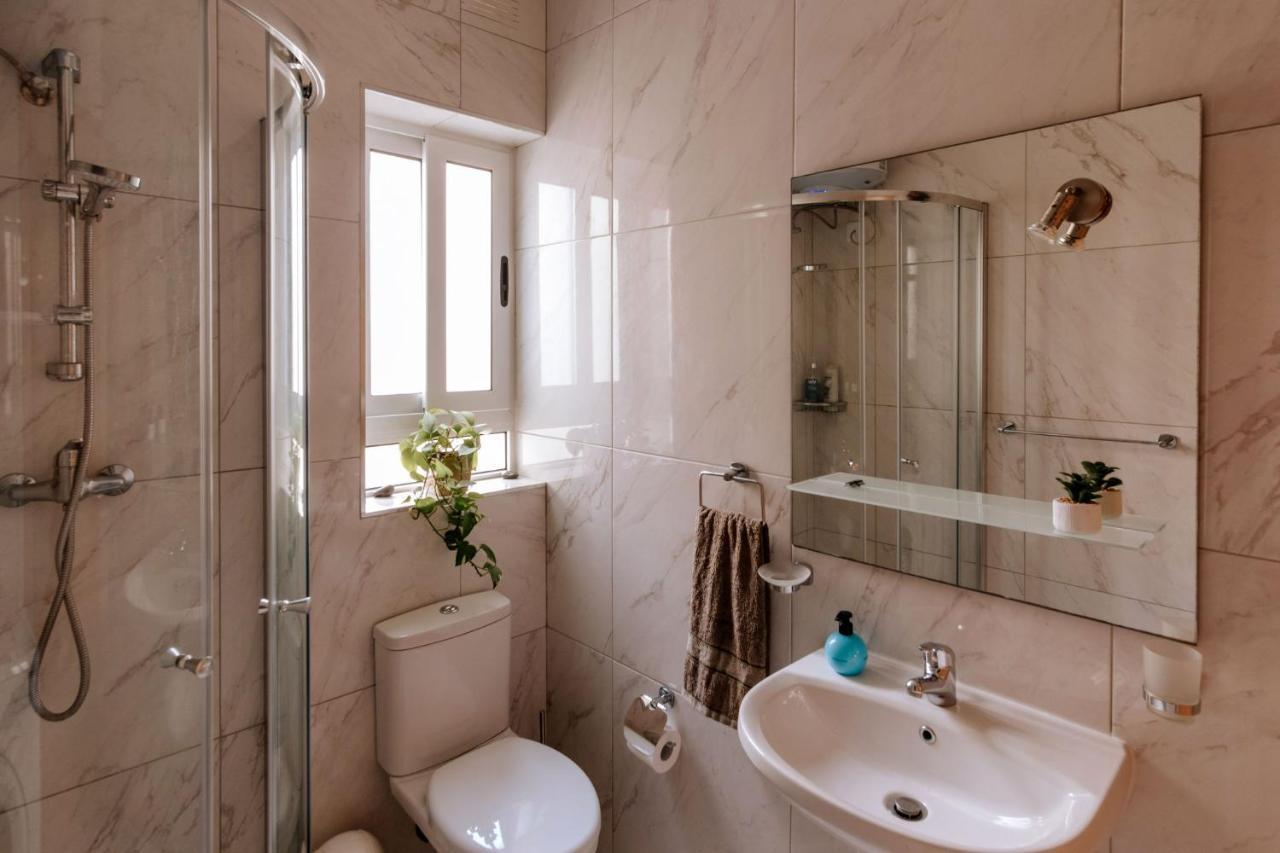 Arzella - Spacious Two Bedroom Homestay *
