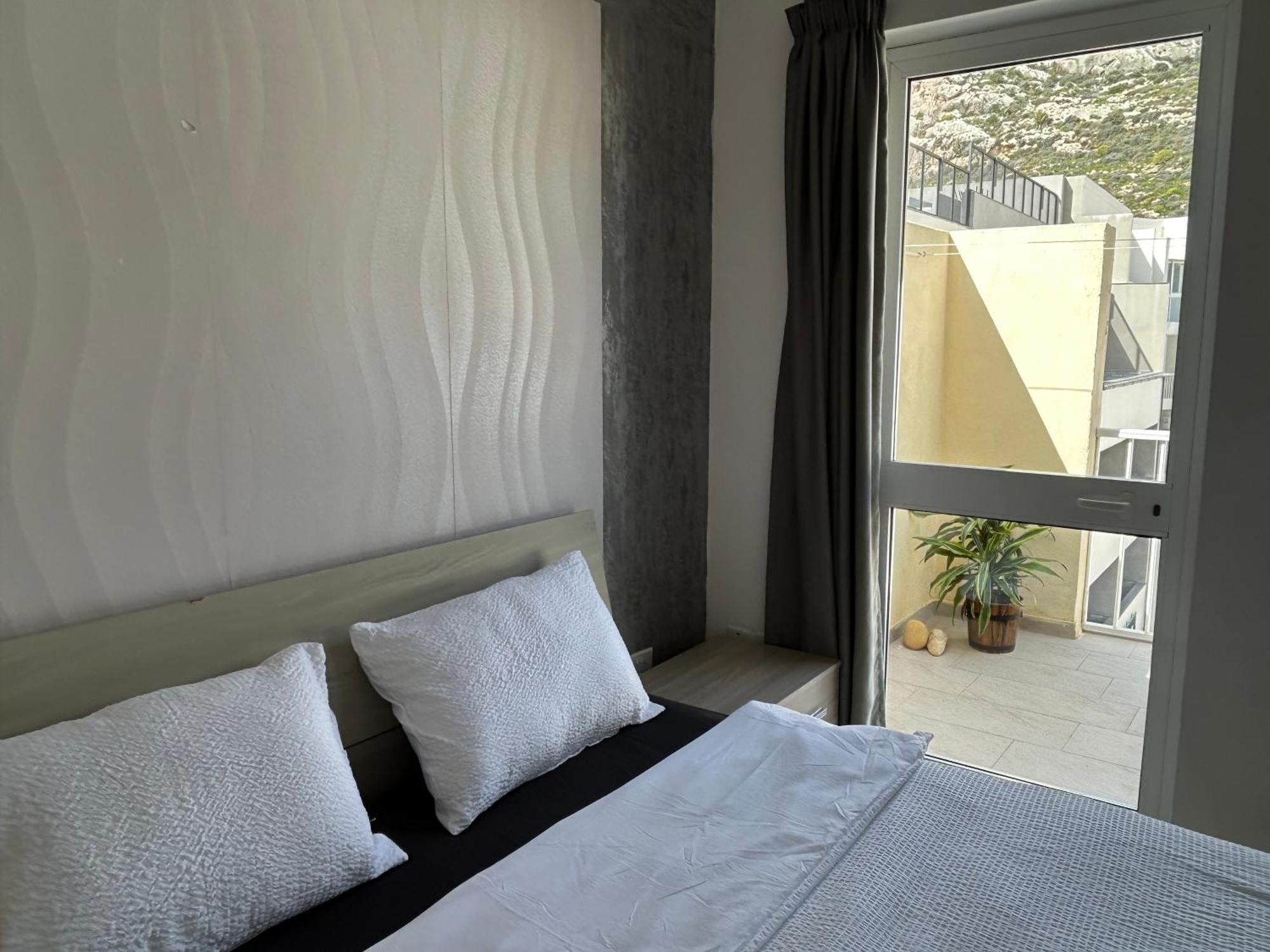 Arzella - Spacious Two Bedroom Homestay Xlendi