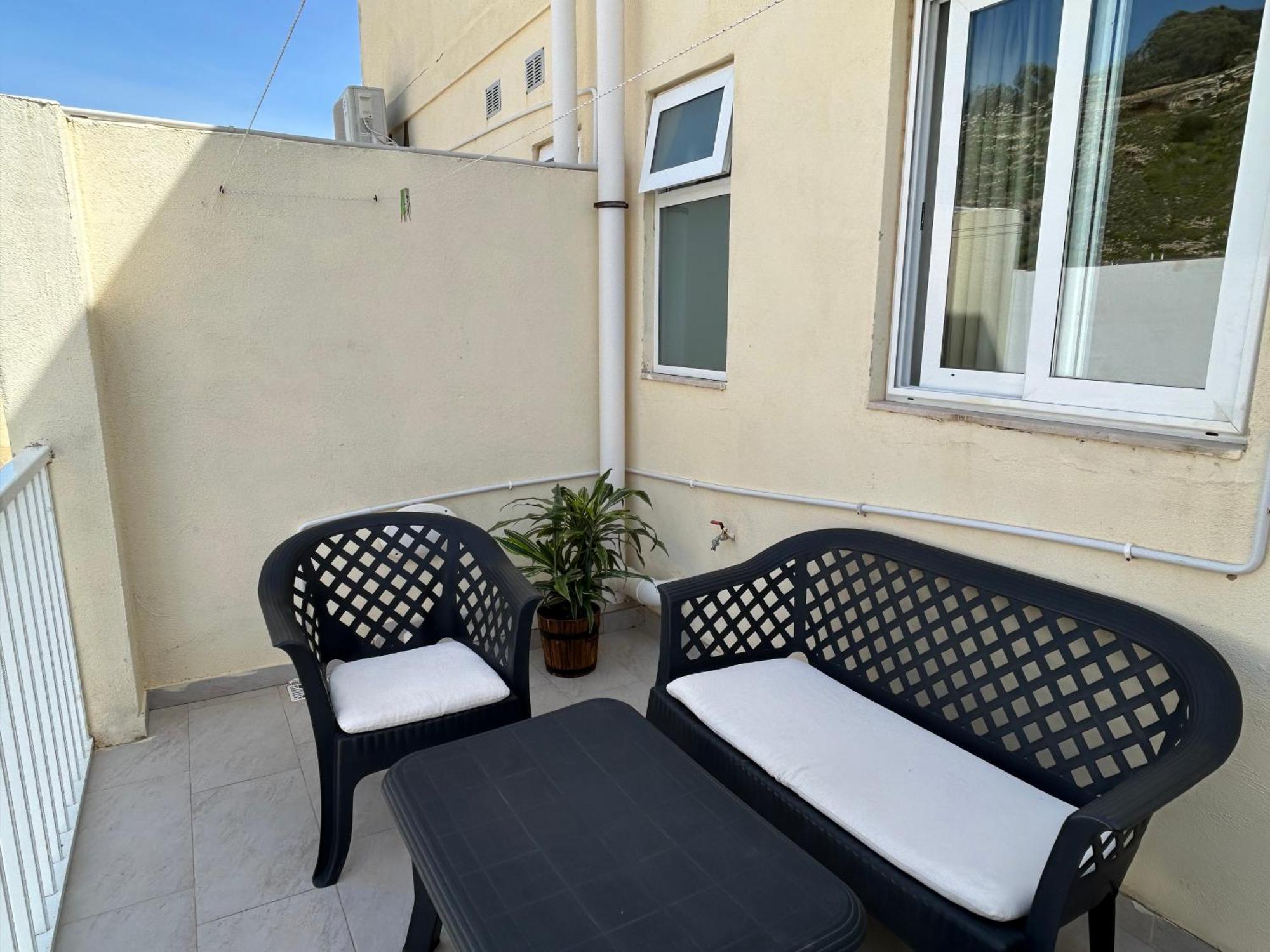 Arzella - Spacious Two Bedroom Homestay Xlendi