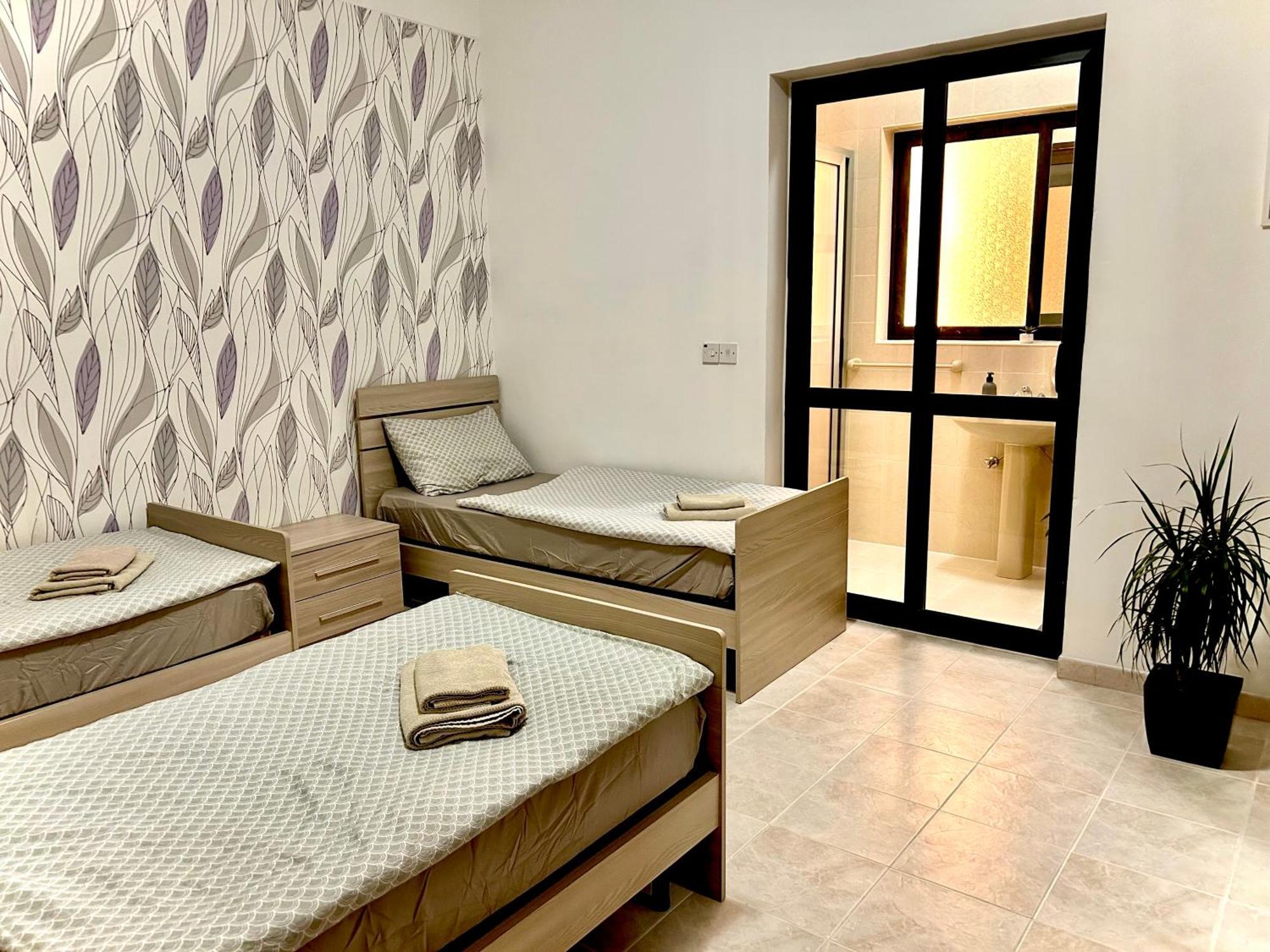 Arzella - Spacious Two Bedroom Homestay *