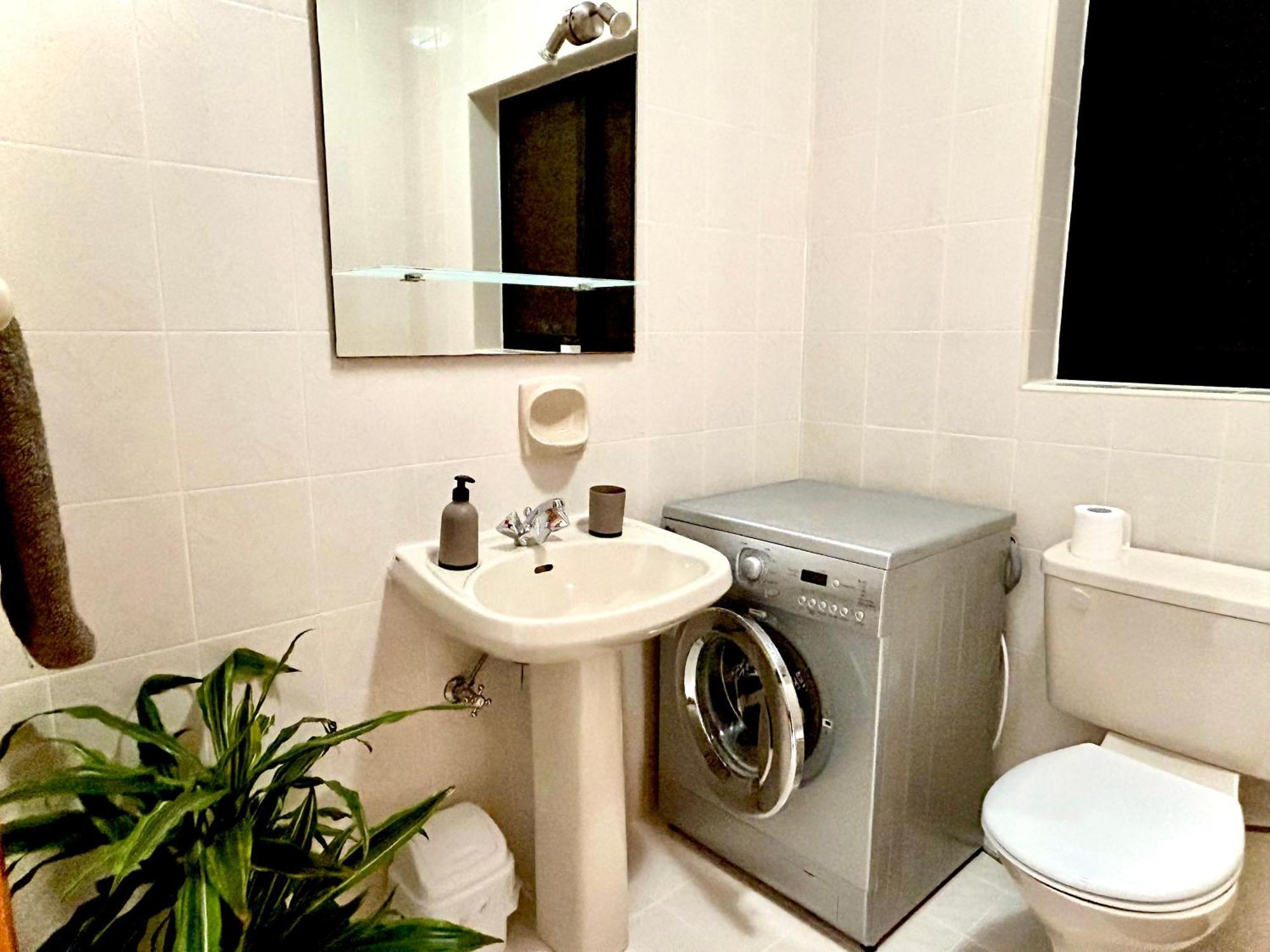 Arzella - Spacious Two Bedroom Homestay