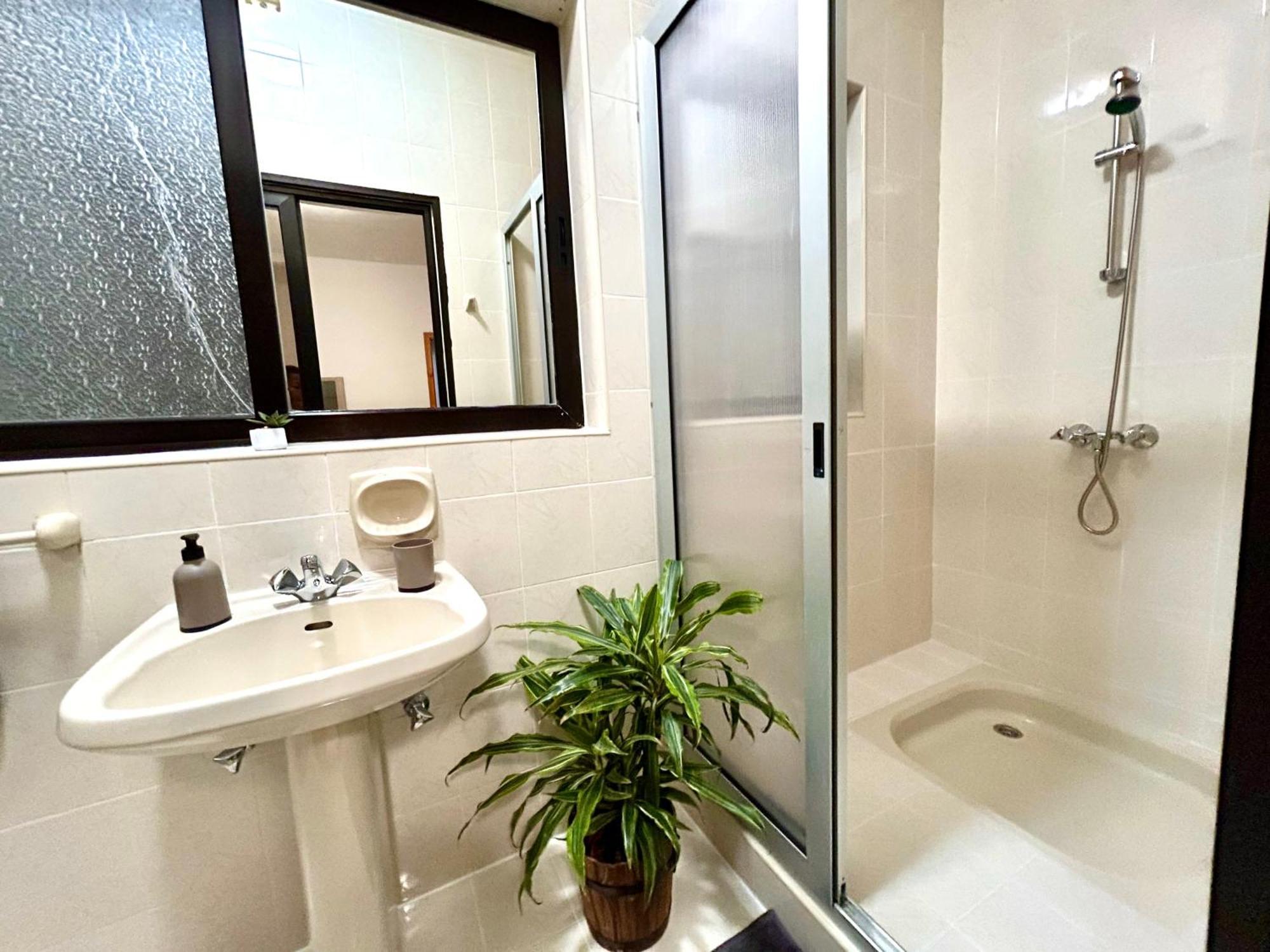Arzella - Spacious Two Bedroom Homestay *