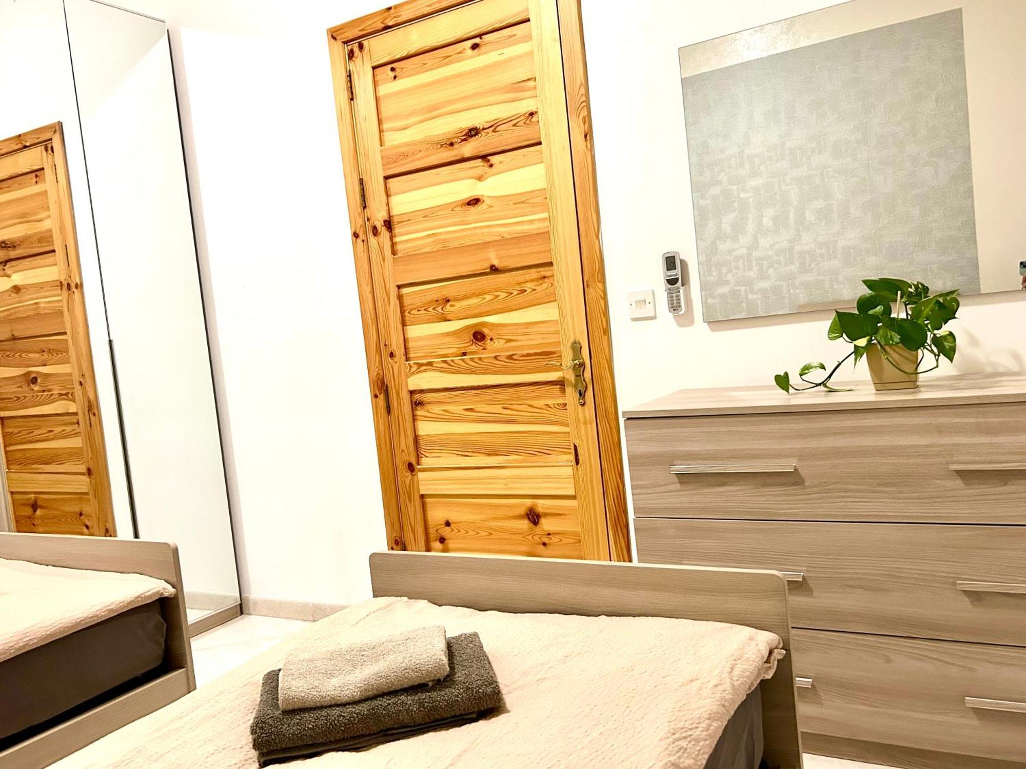 Arzella - Spacious Two Bedroom Homestay *