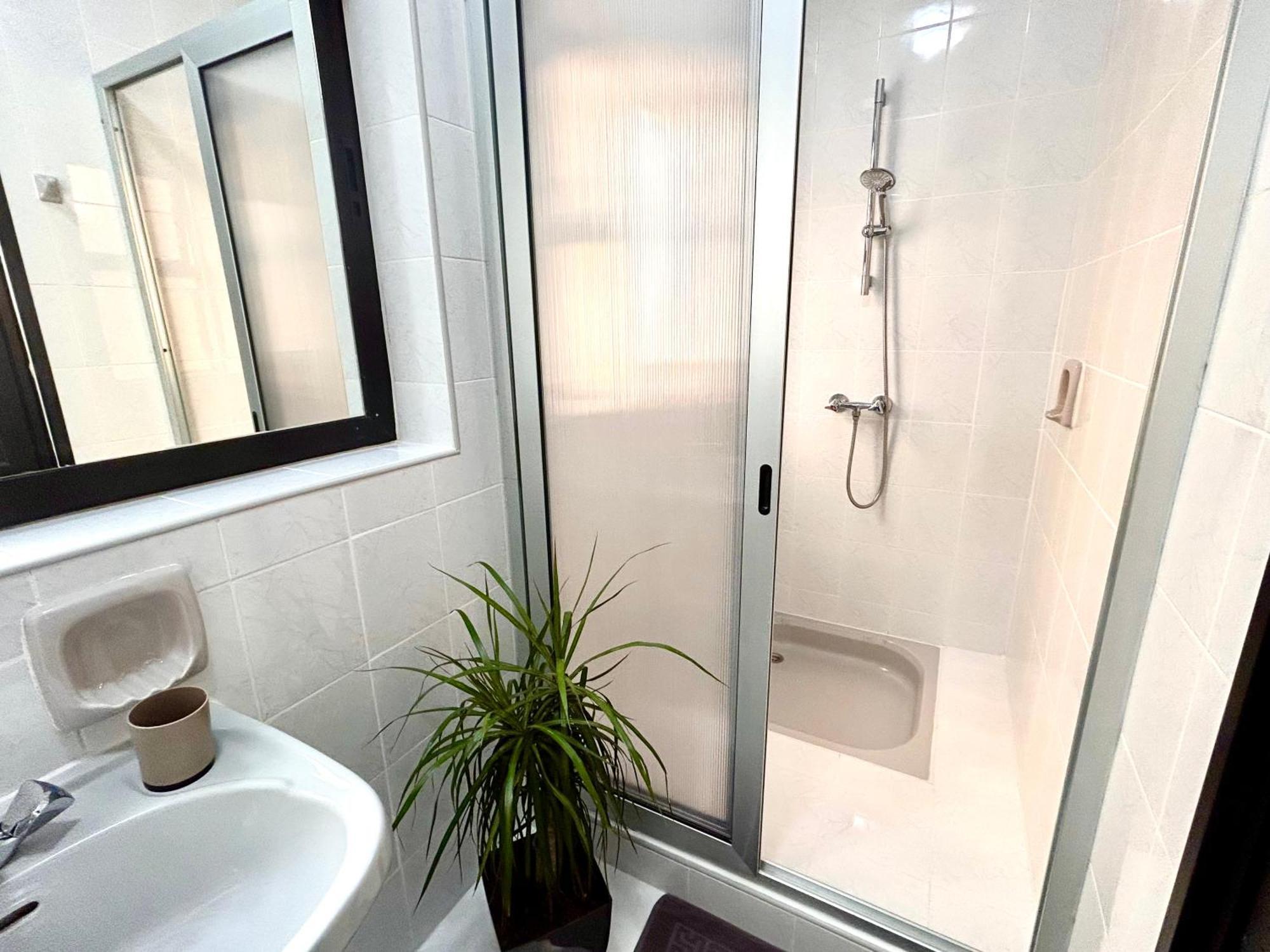 Arzella - Spacious Two Bedroom Homestay