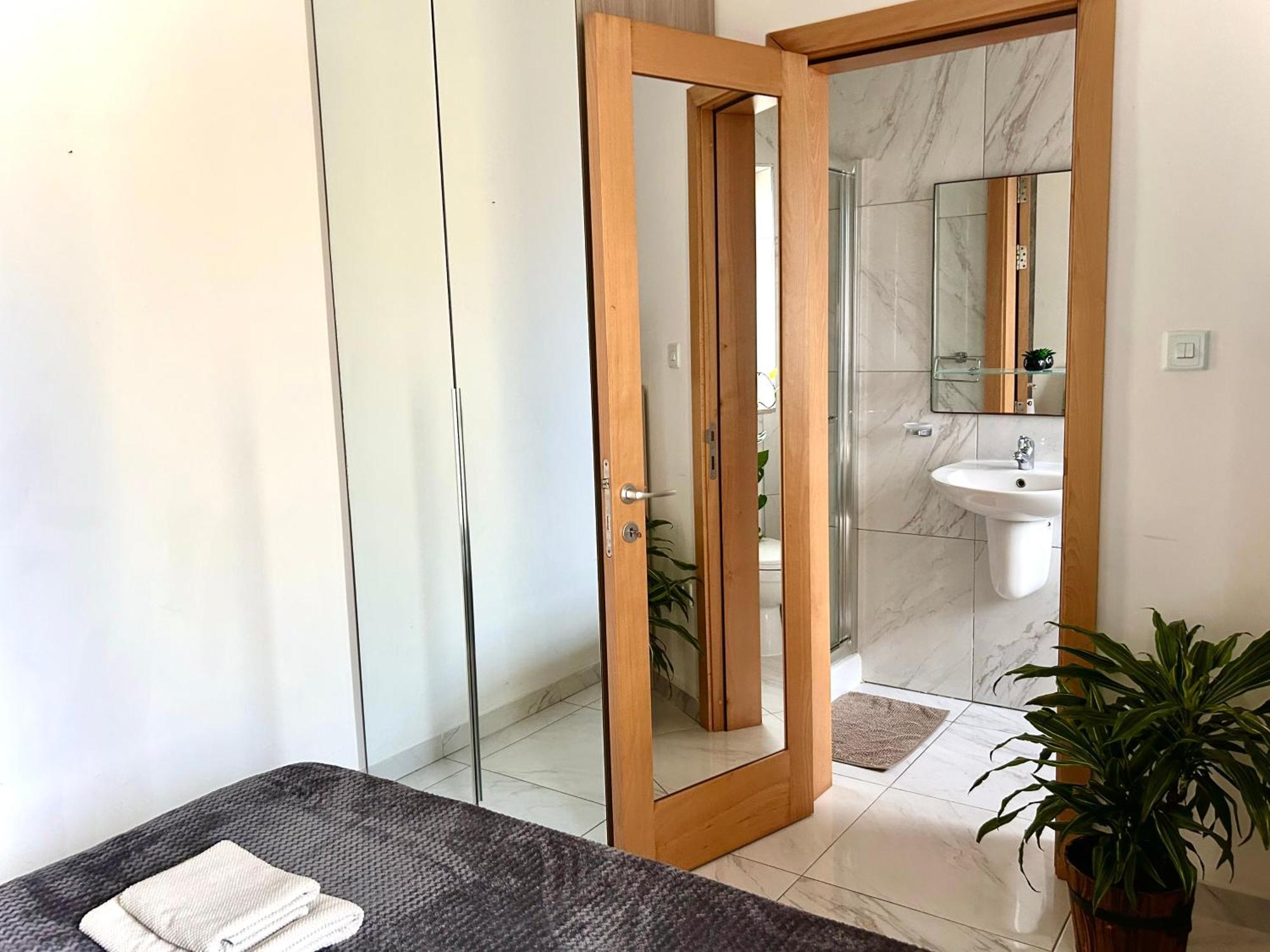 Arzella - Spacious Two Bedroom Homestay