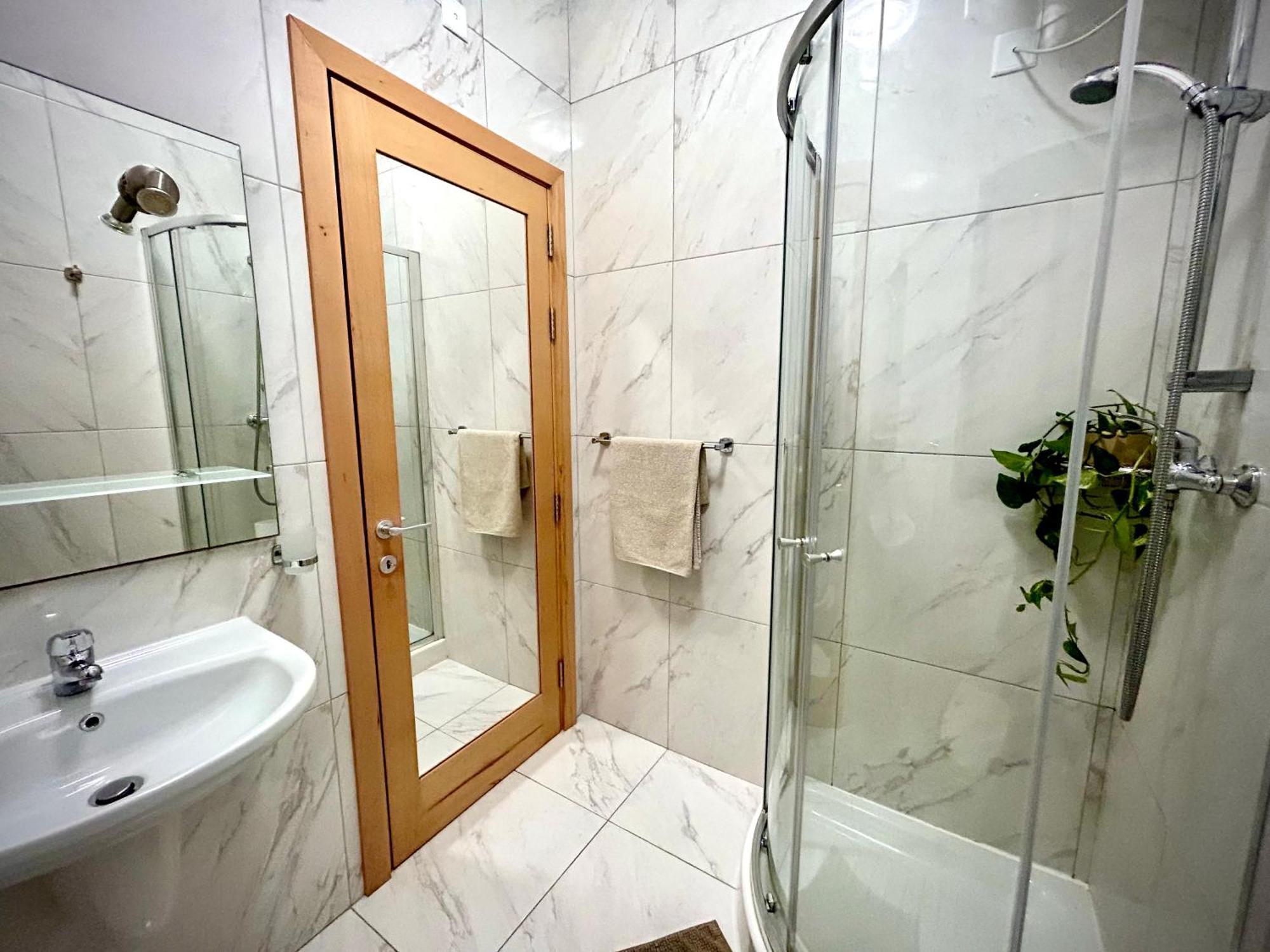 Arzella - Spacious Two Bedroom *