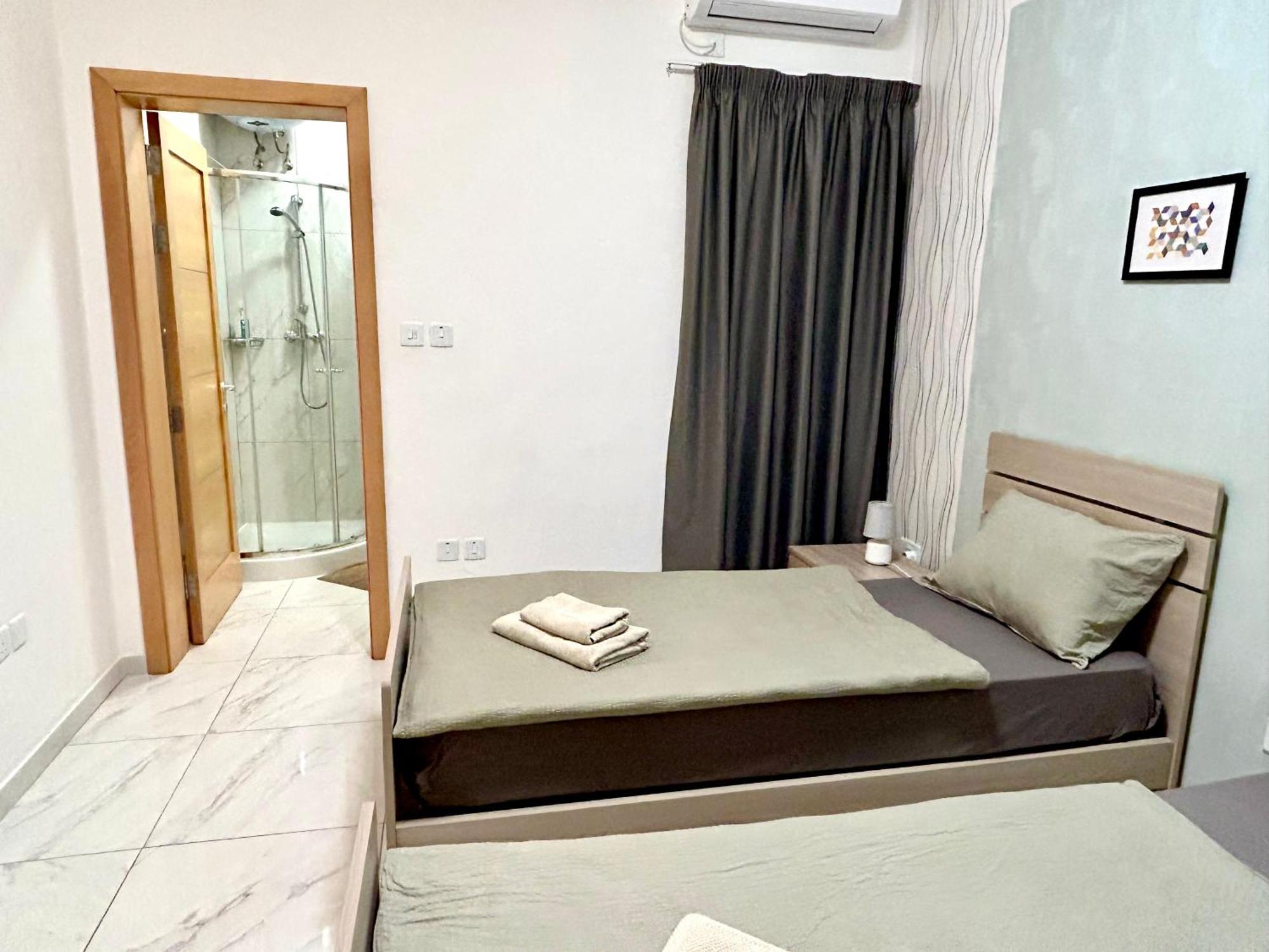 Arzella - Spacious Two Bedroom Homestay