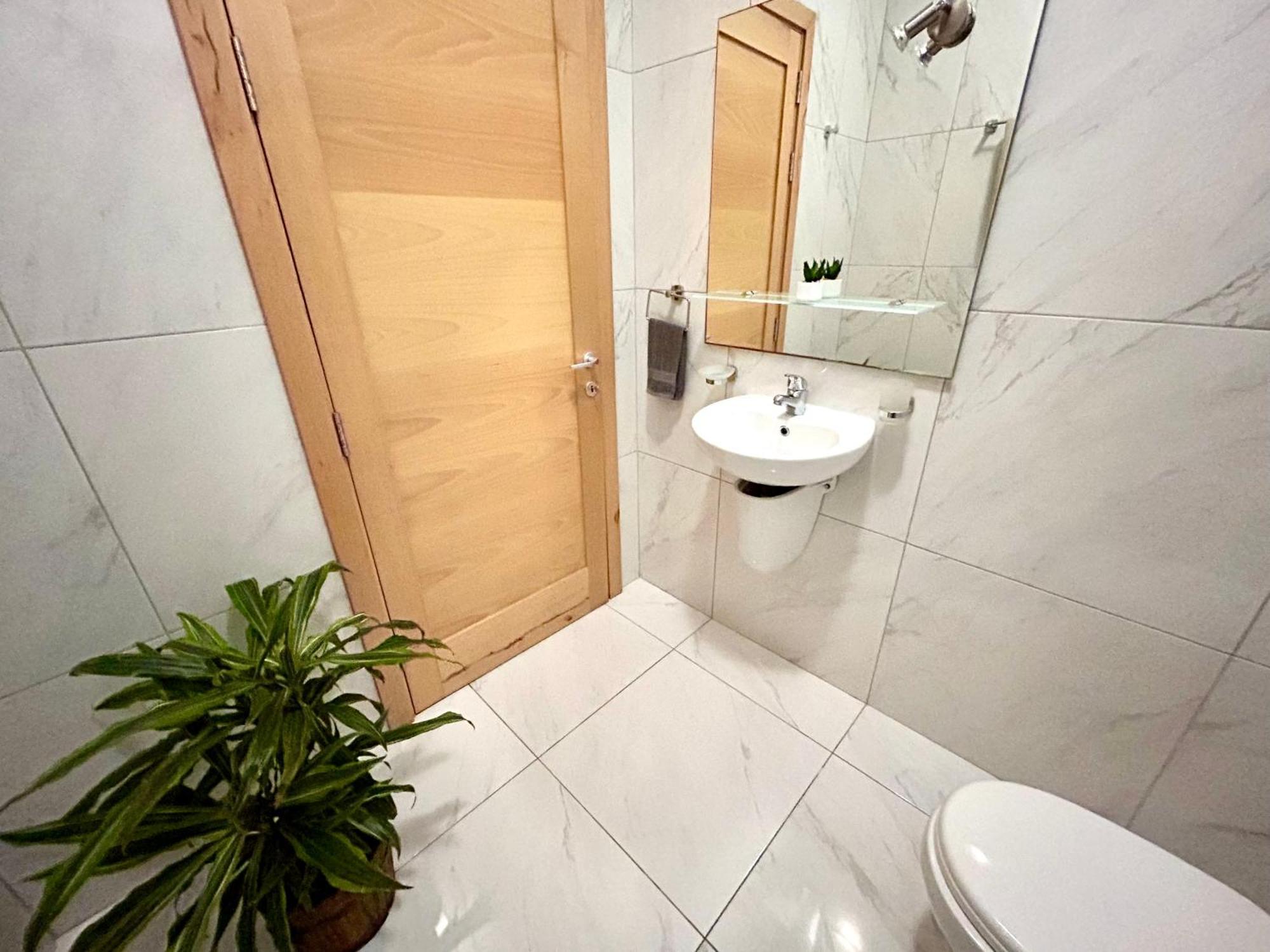 Arzella - Spacious Two Bedroom Homestay *