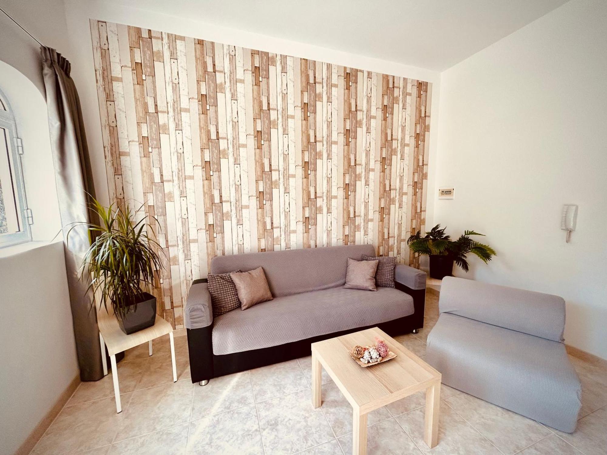 Arzella - Spacious Two Bedroom *