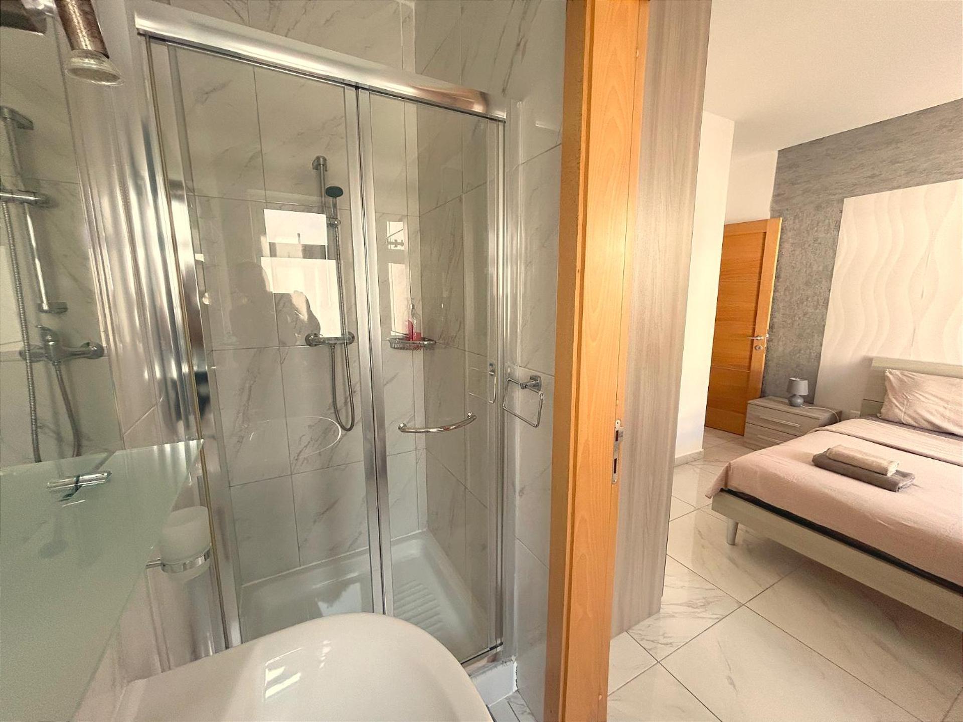 Arzella - Spacious Two Bedroom Homestay