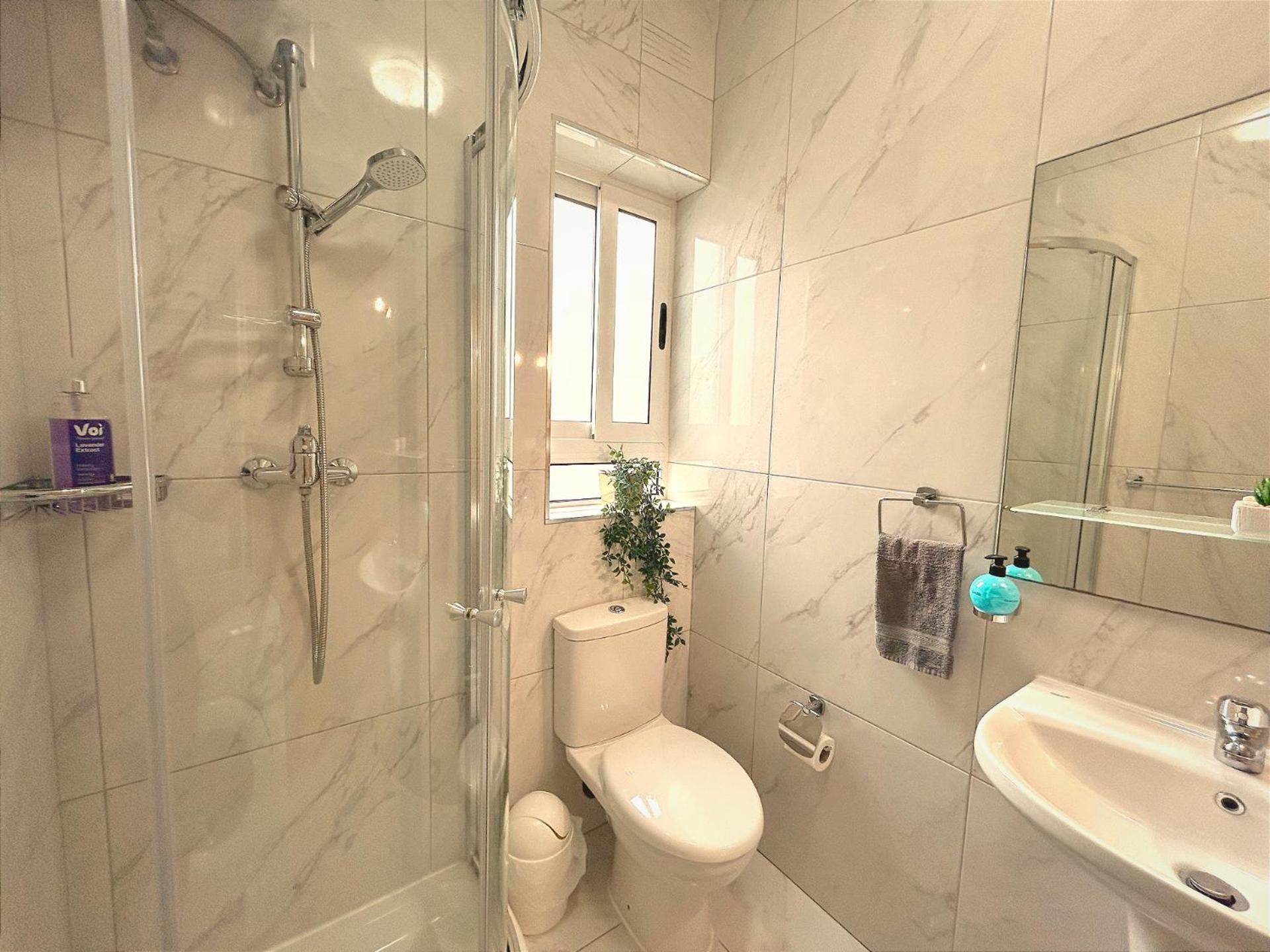 Homestay Arzella - Spacious Two Bedroom *