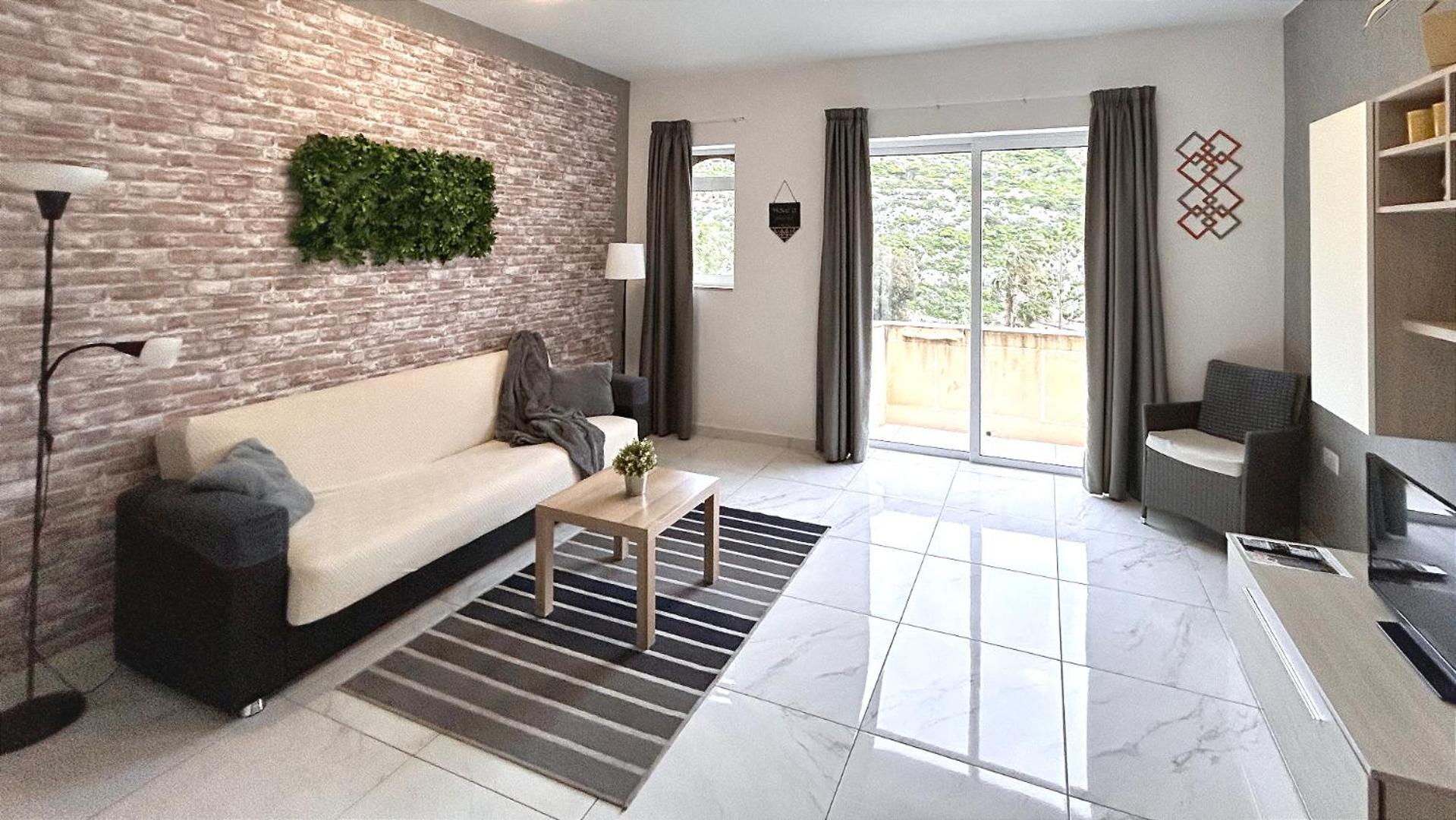 Homestay Arzella - Spacious Two Bedroom