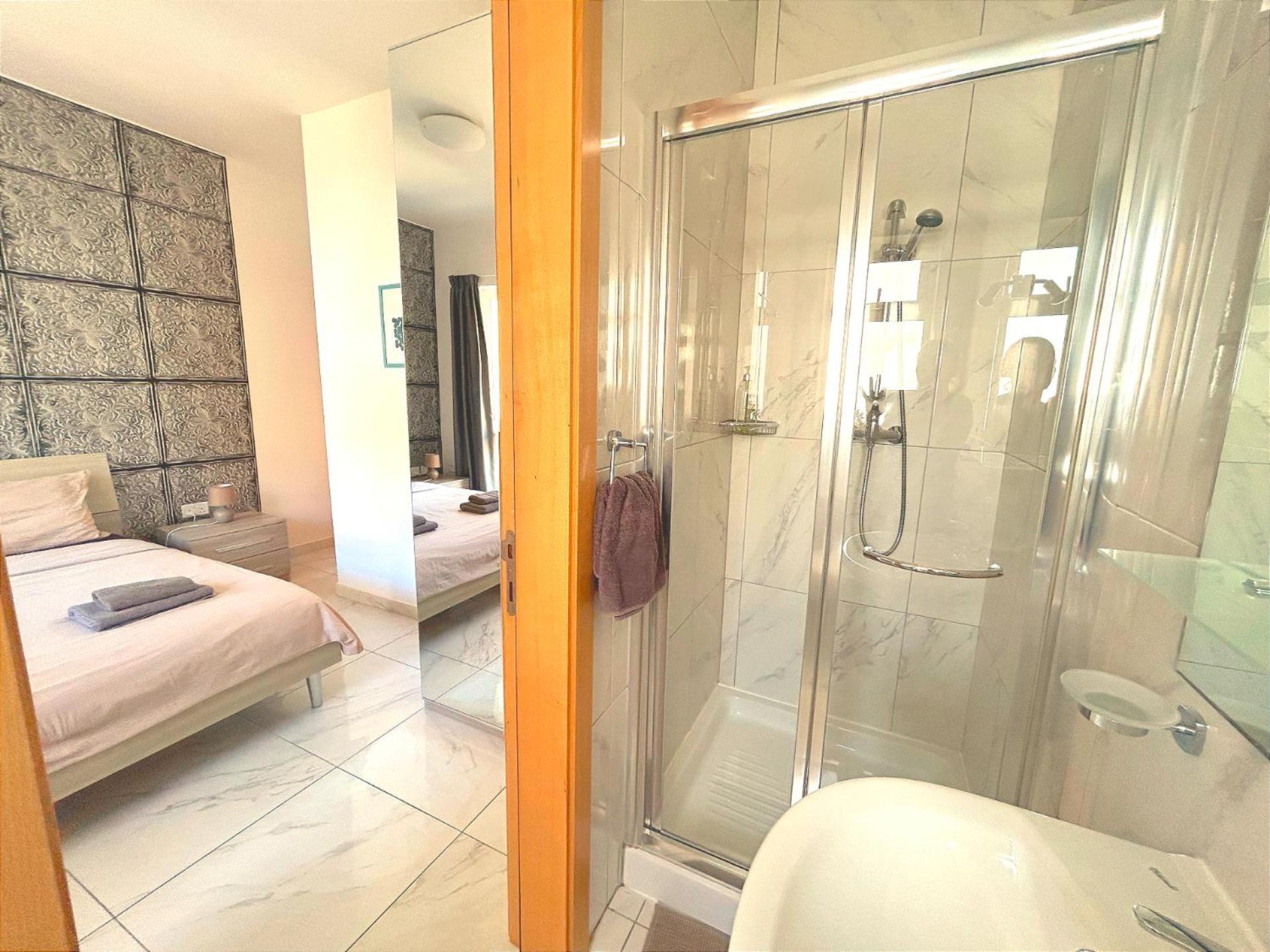 Arzella - Spacious Two Bedroom Homestay