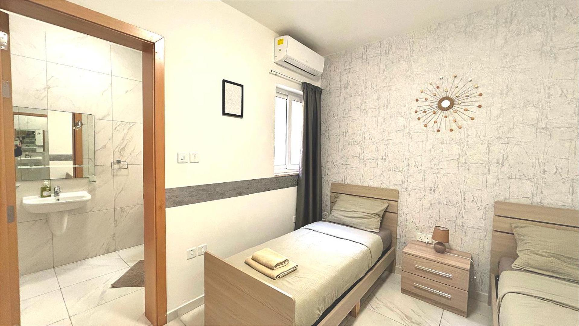 Arzella - Spacious Two Bedroom *