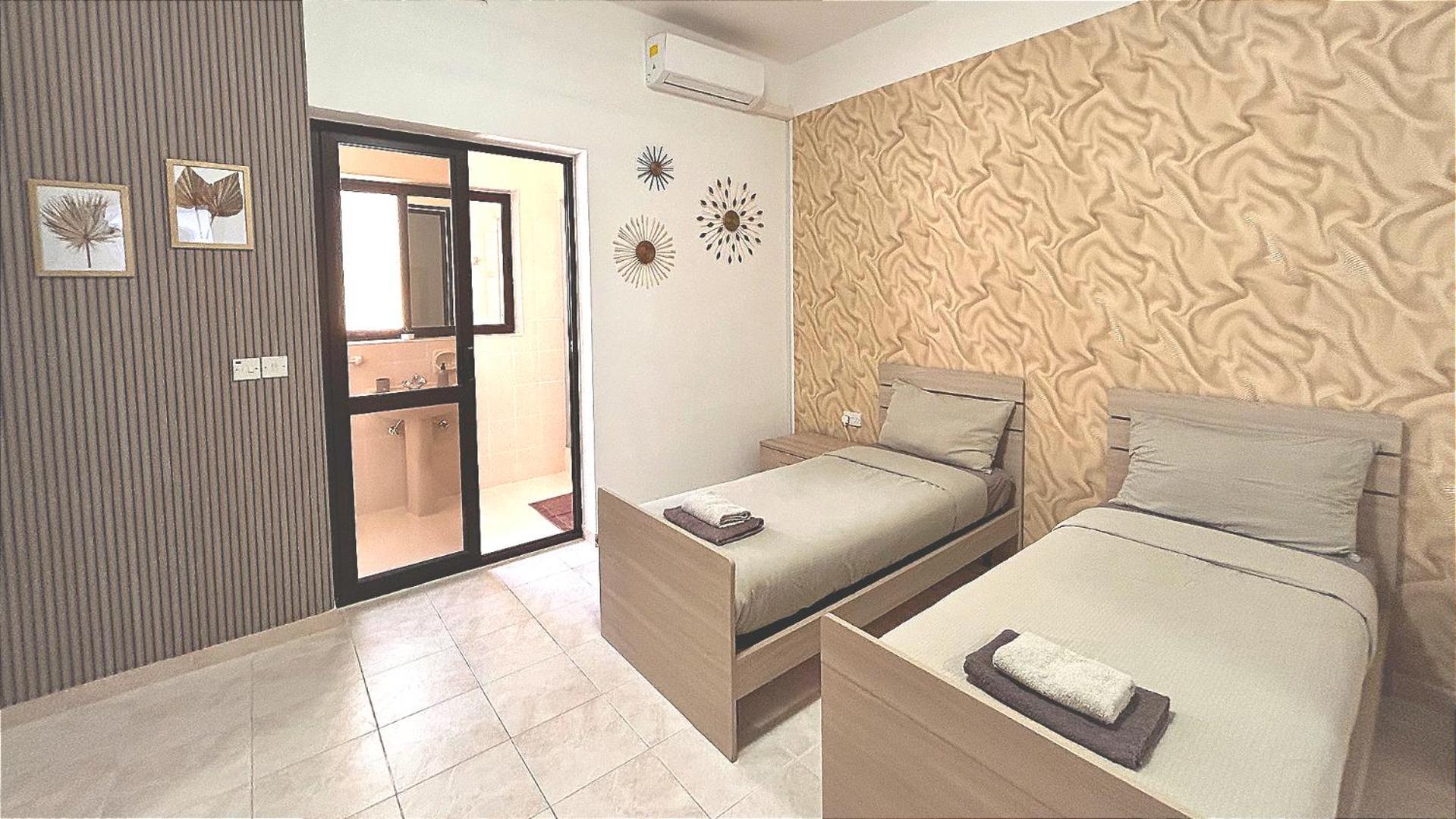 Homestay Arzella Stylish Near Local Eats